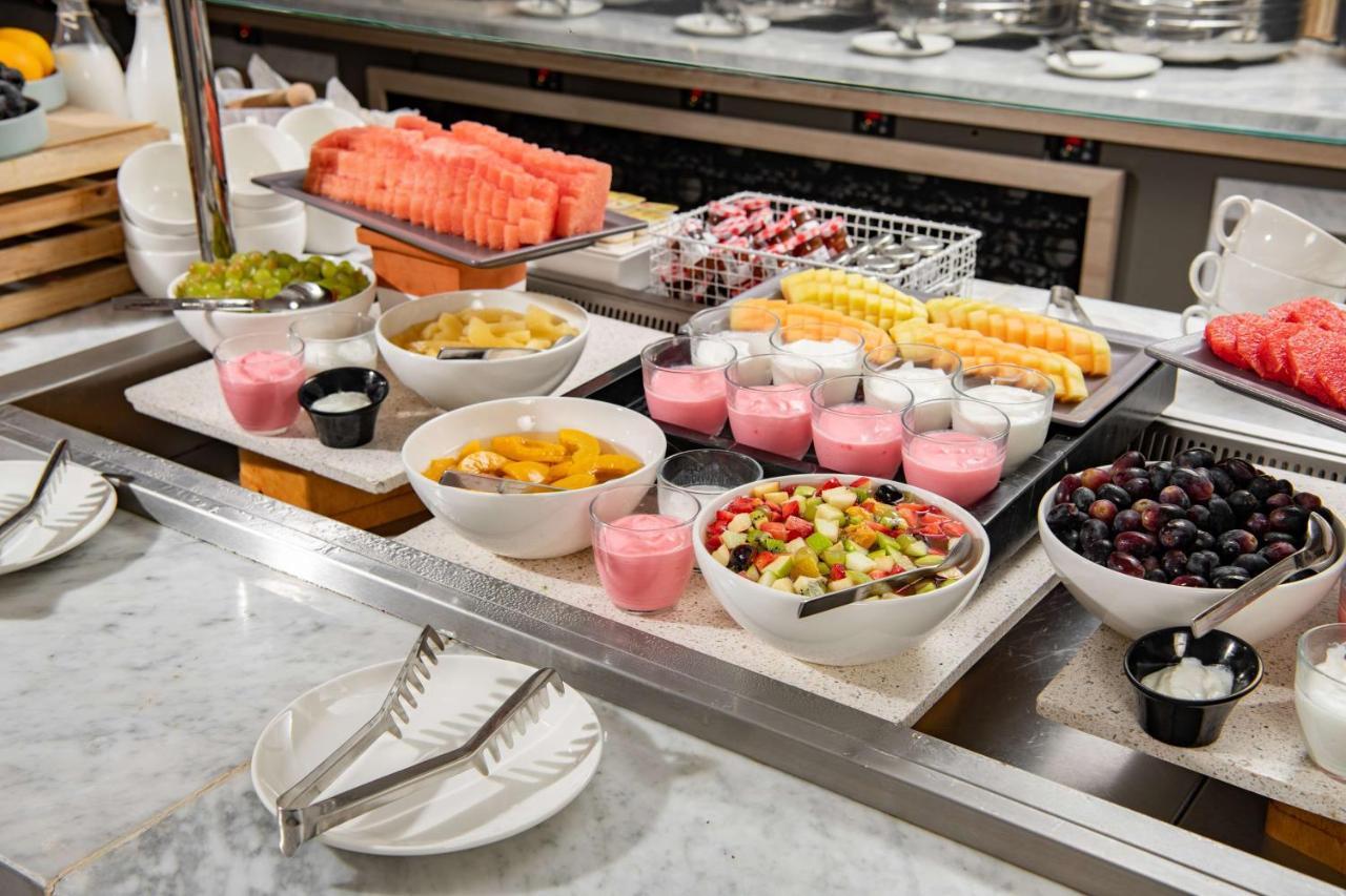 Park Inn By Radisson Makkah Aziziyah Mekka Exteriér fotografie A buffet breakfast at a luxury hotel