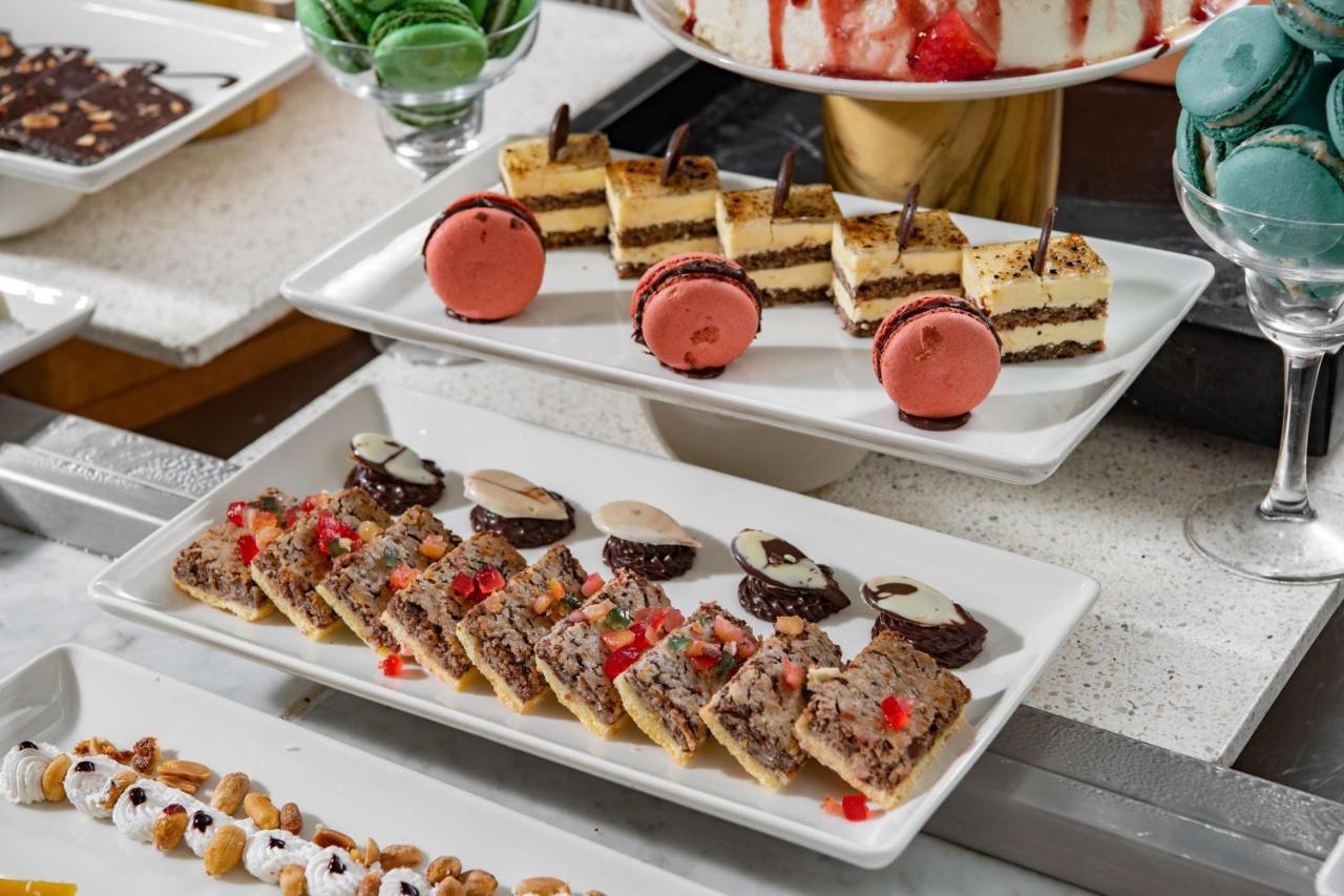 Park Inn By Radisson Makkah Aziziyah Mekka Exteriér fotografie A selection of desserts
