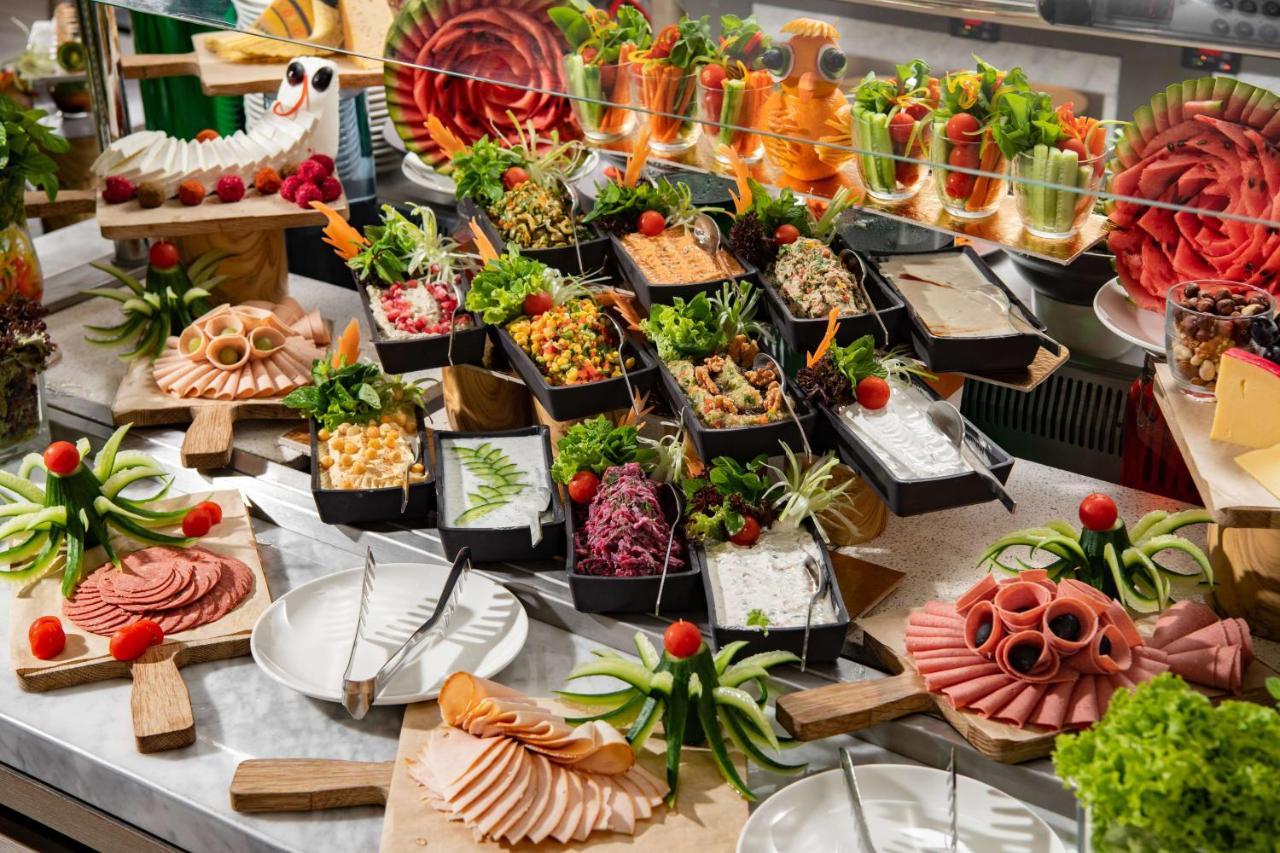 Park Inn By Radisson Makkah Aziziyah Mekka Exteriér fotografie A buffet at a luxury hotel