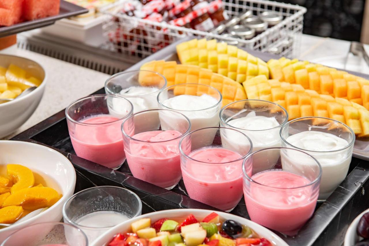 Park Inn By Radisson Makkah Aziziyah Mekka Exteriér fotografie Yogurt and fruit at a buffet breakfast