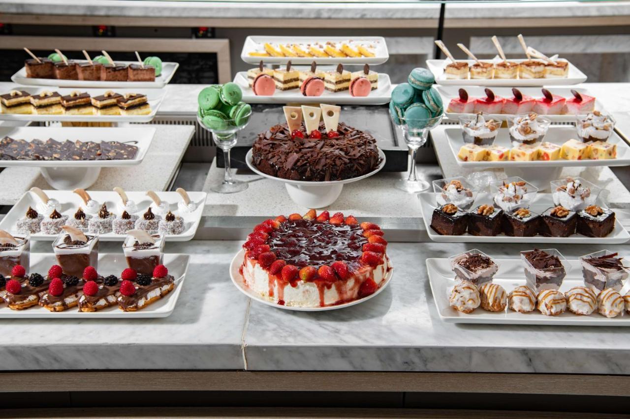 Park Inn By Radisson Makkah Aziziyah Mekka Exteriér fotografie A selection of desserts